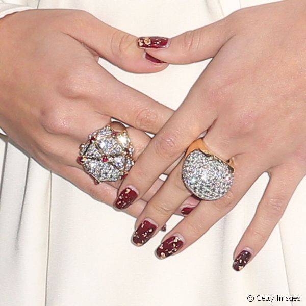 Selena Gomez fez sucesso essa semana com uma nail art que tinha flocos dourados sobre um esmalte vinho